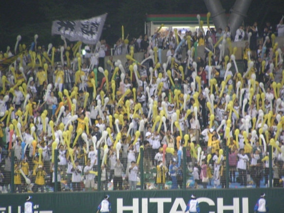西武ドーム一塁側外野自由席 阪神タイガースファンたちのジェット風船による応援